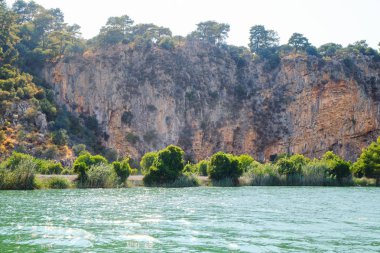 Nehir ve büyük uçurum şaşırtıcı görünümünü gün güneşli yaz