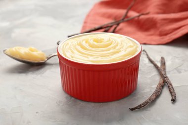 Kırmızı yay vanilya puding