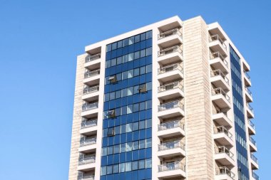 Mavi gökyüzü arka plan üzerinde yüksek bina