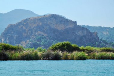 Nehir ve dağ harika manzarasını yaz gününde