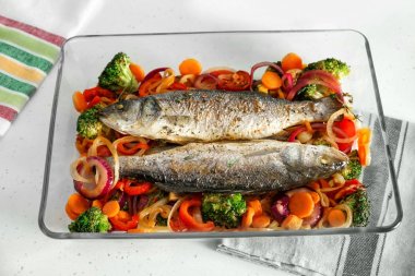 lezzetli balık ile tepsi