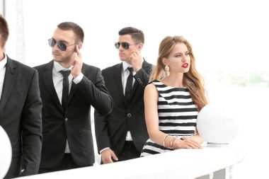 Genç ünlü korumaları ile 