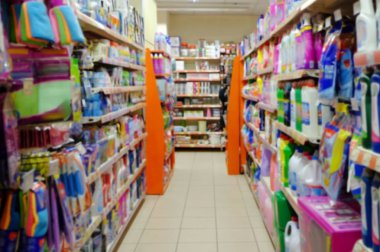 Raflara süpermarkette, bulanık görünüm ev Kimyasalları