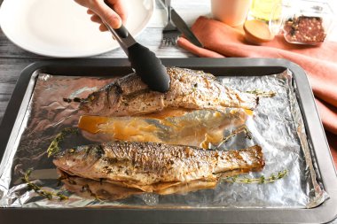 Kadın alarak lezzetli balık 