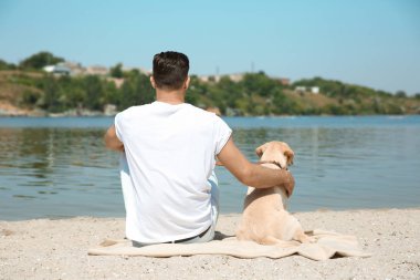 Delikanlı Nehri yakınında sarı av köpeği ile dinlenme