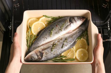 Balık Pişirme tepsiye koyarak kadın 