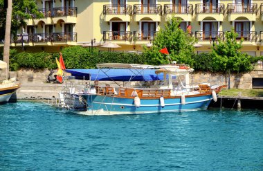 Motorlu tekne güneşli yaz gününde demirli