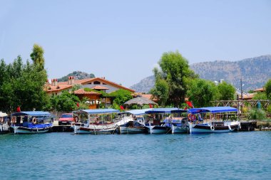 Nehir ve yatak güzel görünümünü gün güneşli yaz