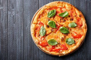 Lezzetli pizza domates ile  