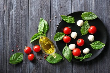 Çeri domates ve fesleğen 