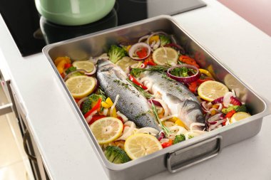 Çiğ balık ile fırın tepsisi 