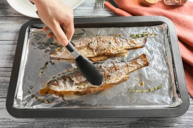 Kadın alarak lezzetli balık 