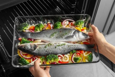 Balık Pişirme tepsiye koyarak kadın 