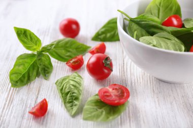 Çeri domates ve fesleğen 