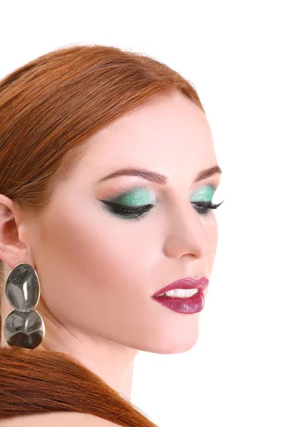 Mujer pelirroja hermosa con maquillaje verde brillante, aislado en blanco —  Fotos de Stock