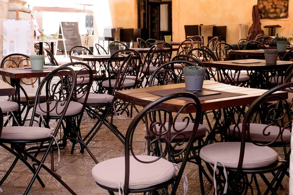 Sillas y mesas en cafetería al aire libre — Foto de Stock