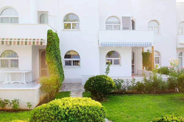 Güzel çim ile modern binanın görünümü