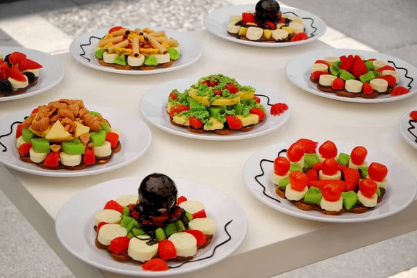 Тарілки зі смачним десертом — стокове фото