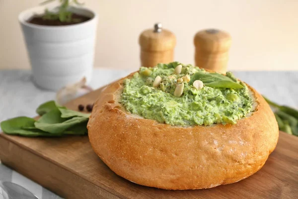 Bread filled with spinach sauce — Stock Photo, Image