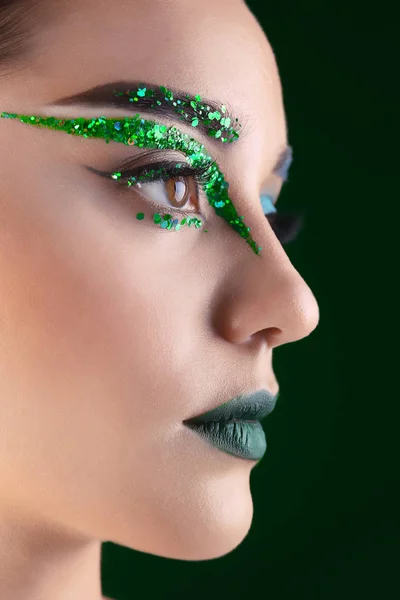 Mujer joven con maquillaje creativo sobre fondo oscuro — Foto de Stock