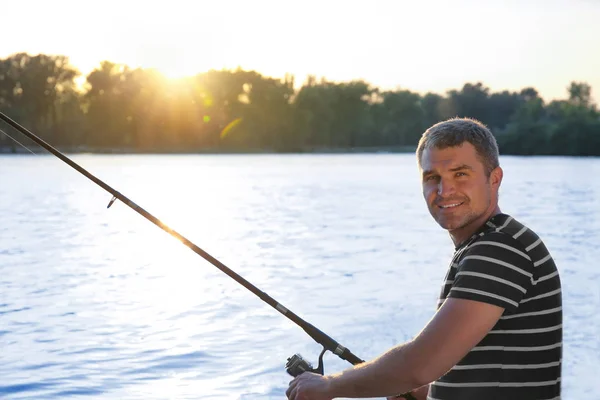 Homem pescando no rio — Fotografia de Stock