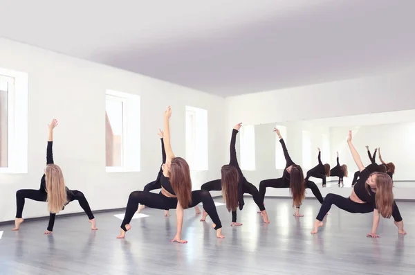 Gruppo di giovani ballerini in studio — Foto Stock