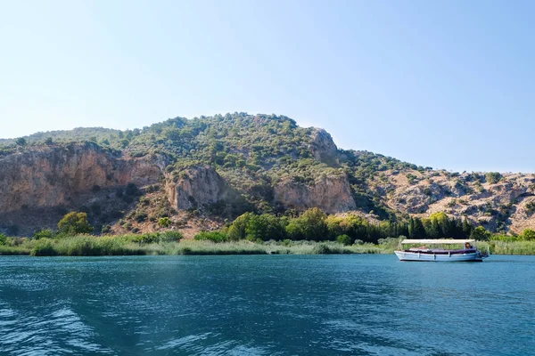 Fantastisk utsikt över floden och antika lykiska klippgravar på solig sommardag — Stockfoto