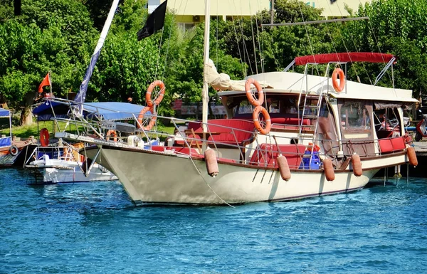 Berthed boat on sunny summer day — Stock Photo, Image