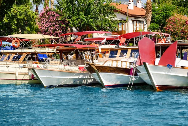 Hermosa vista de los barcos atracados en el soleado día de verano —  Fotos de Stock