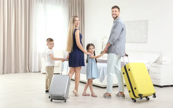 Rodina se zavazadly v hotelovém pokoji — Stock fotografie