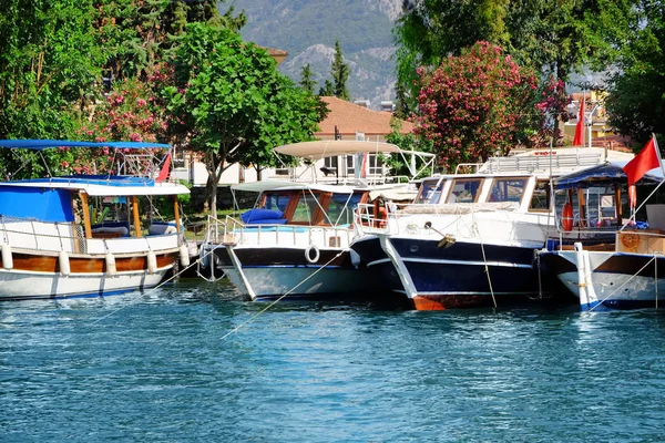 Güzel bir gün güneşli yaz demirli tekneler manzarası