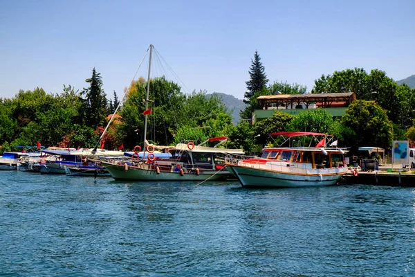 Bella vista sul fiume e l'ormeggio nella soleggiata giornata estiva — Foto Stock