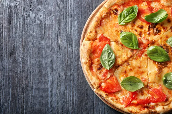 Pizza deliciosa com tomates — Fotografia de Stock