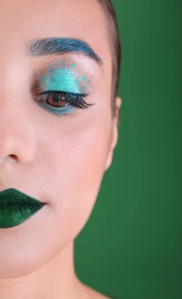 Молодая женщина с творческим макияжем на цветном фоне, крупным планом — стоковое фото