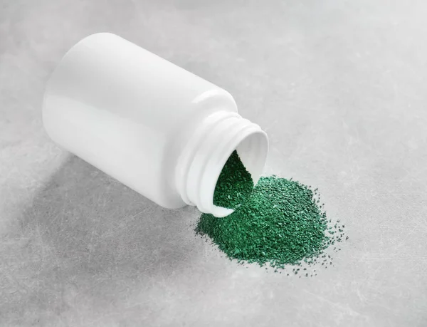 Spirulina prášek a bílý džbán — Stock fotografie