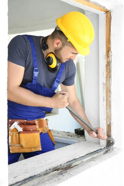 Arbeiter repariert Fenster in Wohnung — Stockfoto