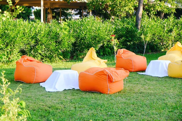 カラフルな豆袋の椅子と庭のテーブルに水カフェ — ストック写真