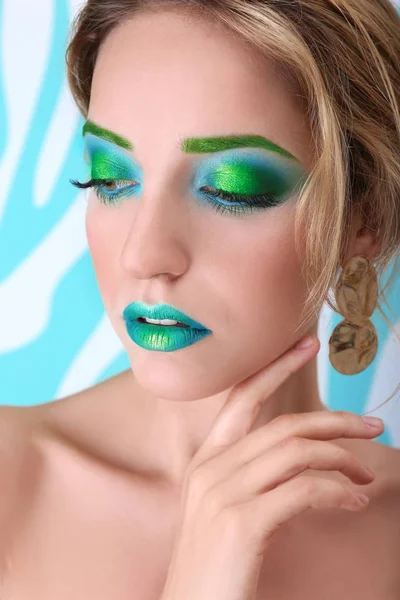 Giovane donna con trucco verde brillante — Foto Stock