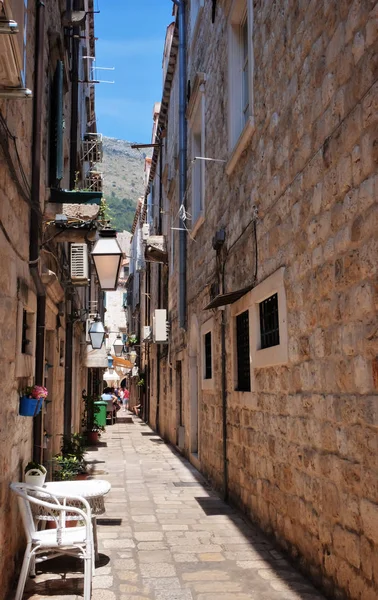 Vue de la rue étroite pittoresque dans la vieille ville — Photo