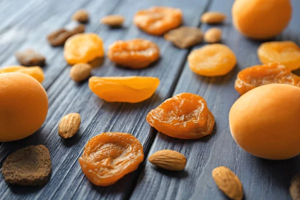 Dried apricots and nuts — Stock Photo, Image