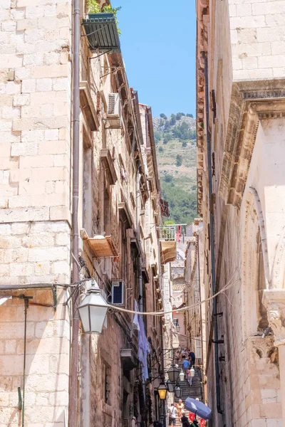 Vue de la rue pittoresque avec de vieilles marches en pierre — Photo