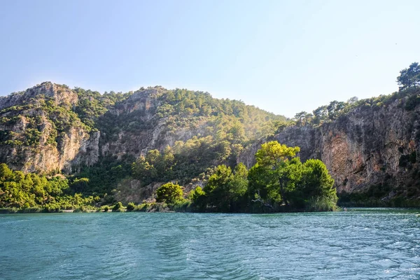 Nehir ve büyük uçurum şaşırtıcı görünümünü gün güneşli yaz