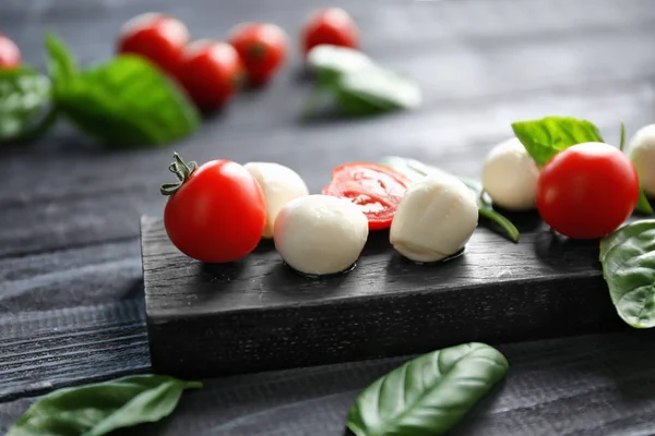 Cherry tomatoes and basil — Stock Photo, Image