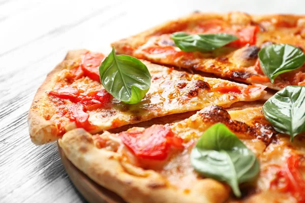 Deliciosa pizza con tomates — Foto de Stock