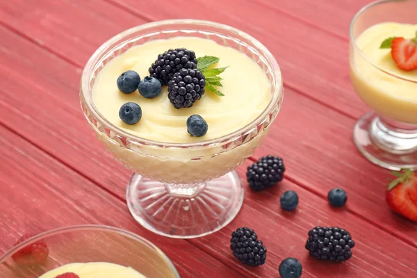 Vanilla pudding and berries — Stock Photo, Image