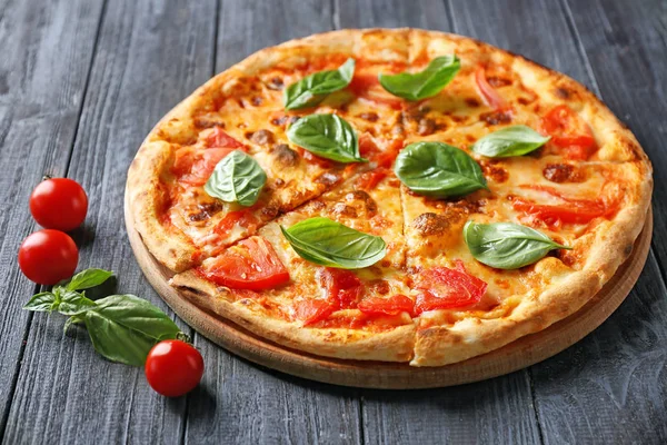 Pizza met cherry tomaten — Stockfoto