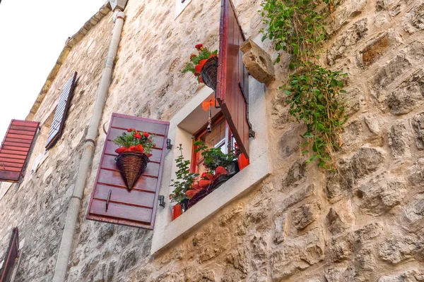 Edificio antiguo con ventana — Foto de Stock