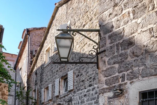 Lanterne vintage sur vieux bâtiment — Photo