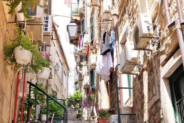 Vue de la rue pittoresque avec de vieilles marches en pierre — Photo