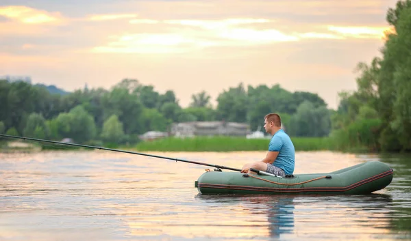 Horgászat a folyó az ember — Stock Fotó